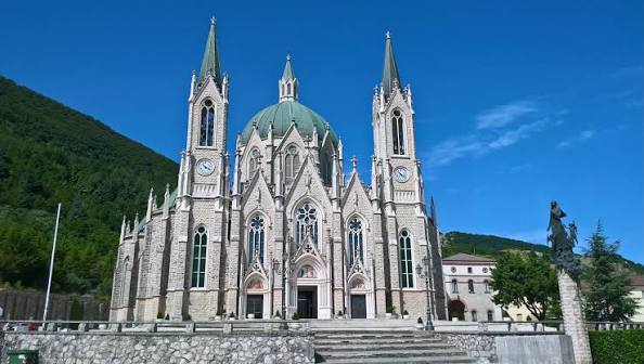Turismo: Castelpetroso, scrigno di fede e natura tra i monti del Molise