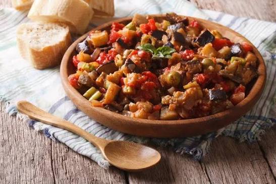 Gastronomia: la Caponata siciliana, il trionfo dell'agrodolce che racconta la storia del Mediterraneo