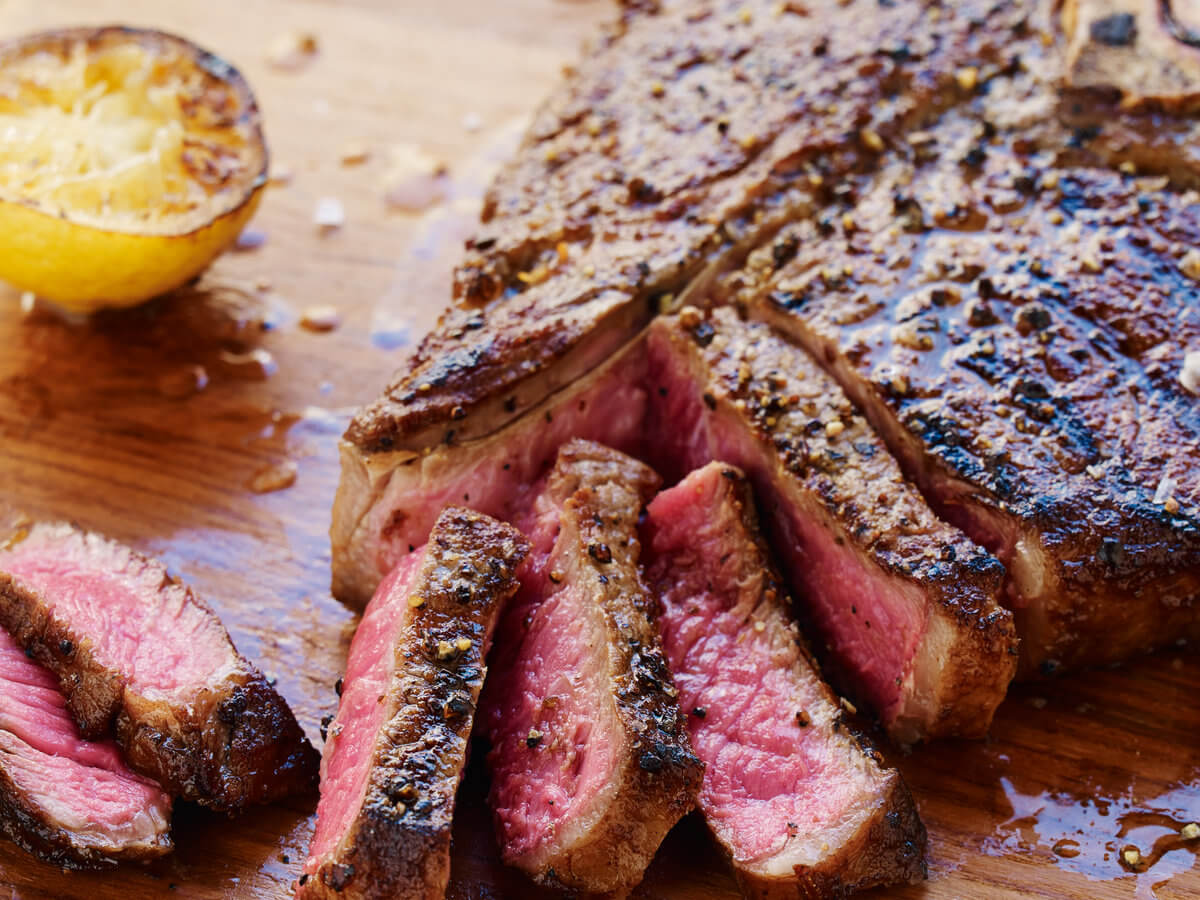 Dal taglio perfetto alla brace ardente: il rito della bistecca alla fiorentina su Home Restaurant Hotel