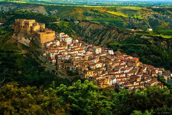 Tra il castello svevo, il mare Jonio e l'oro dei limoni: la magia di Rocca Imperiale su Home Restaurant Hotel