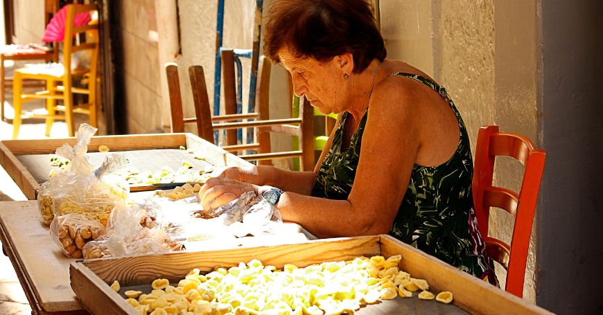 Orecchiette di Bari Vecchia nell'occhio del ciclone: virale il video del "ricatto" alla turista, ma per la Procura è truffa lieve